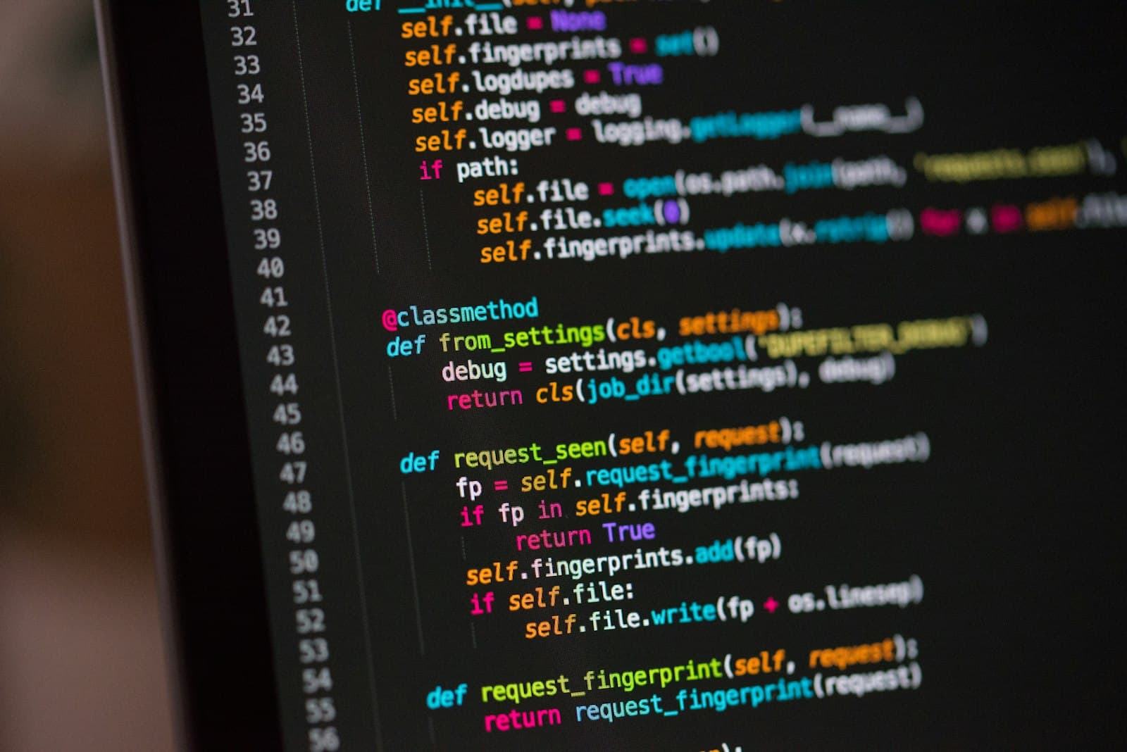 Decorators في Python للمتوسط: ضيف logging و retry و cache من غير ما تلمس الدالة