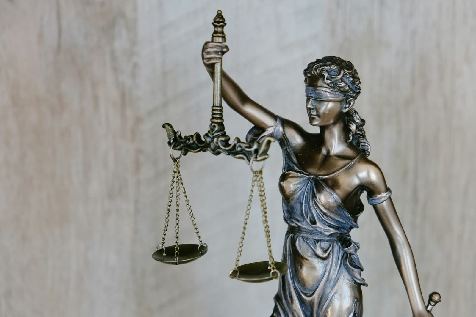 LLM-as-a-Judge للمتوسط: قيّم 10,000 إجابة عربية في ساعة بدل 3 أسابيع مراجعة بشرية