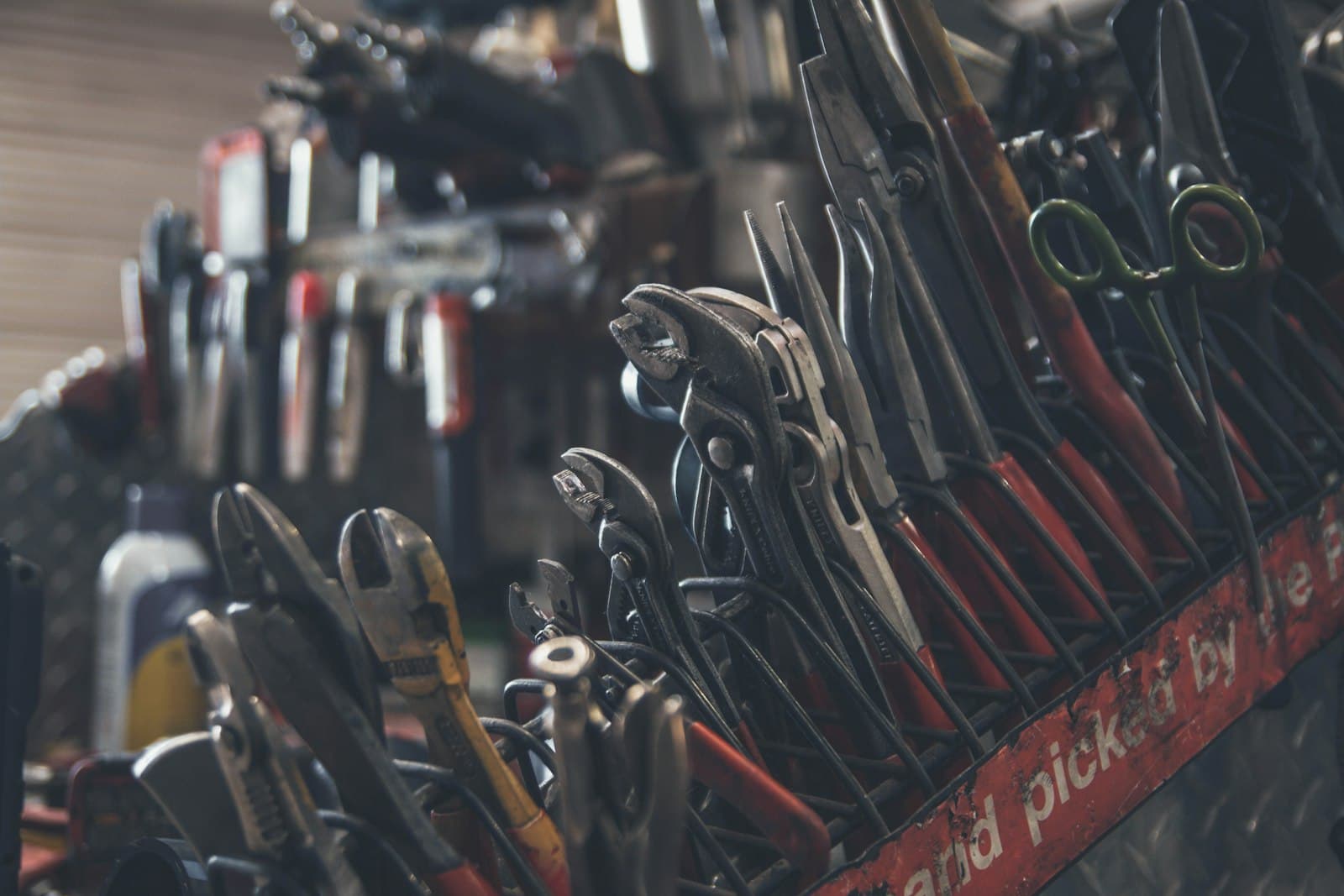 Tool Use في Claude للمبتدئ: خلّي النموذج ينفّذ كودك ويرجّعلك النتيجة